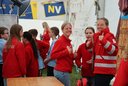 Jugendliche und Betreuerinnen lächeln in die Kamera