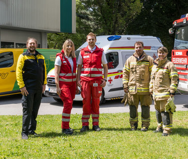 Mitarbeiter:innen von Feuerwehr, Post und Rettungsdienst