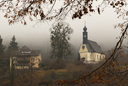Kirche und Gebäude im Nebel