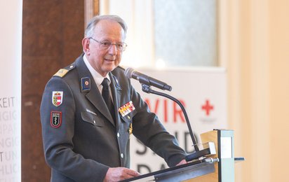 Rotkreuz-Präsident Dr. Werner Aufmesser hält eine Rede bei der Generalversammlung.