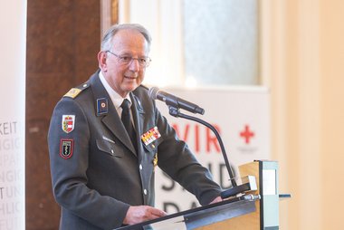 Rotkreuz-Präsident Dr. Werner Aufmesser hält eine Rede bei der Generalversammlung.