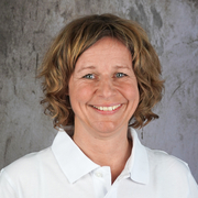 Portraitfoto von Claudia Mathis, Administration Fachausbildungen