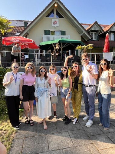 Gruppenfoto von Jugendlichen und dem OÖRK Präsidenten Hierz vor dem Erlebnishaus Litz am Attersee.