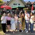 Gruppenfoto von Jugendlichen und dem OÖRK Präsidenten Hierz vor dem Erlebnishaus Litz am Attersee.