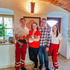 Familie und Rettungsdienst-Team nach der Geburt in einem Rettungsauto am 18. April.