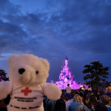 Zu sehen ist Bärli im Disneyland Paris. Im Hintergrund sieht man das berühmte Disneyschloss.