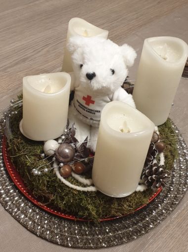 Zu sehen ist Bärli mit seinem Adventkranz.
