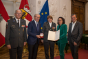 Im Bild: Rotkreuz-Präsident Dr. Werner Aufmesser, Landeshauptmann Wilfried Haslauer, Melanie Möschl aus Saalfelden (Pinzgau), Landesrätin Daniela Gutschi, Landesrat Christian Pewny.