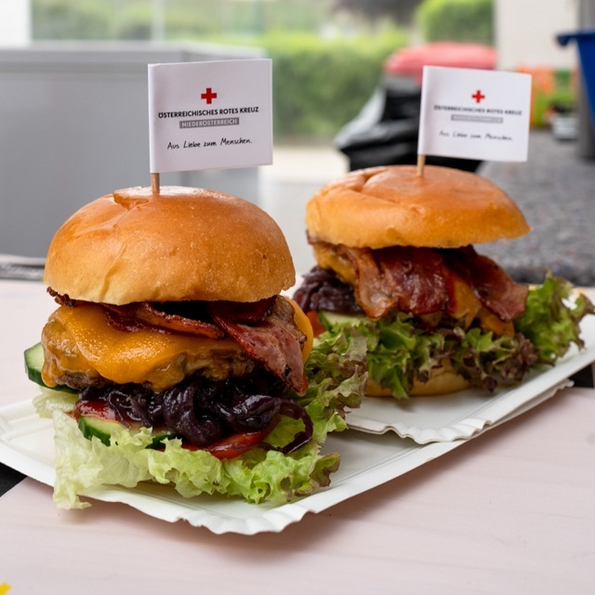 Burger bei Rot Kreuz Garagenfest
