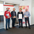 Trainer Stefan Zierlinger und RK-Bezirksgeschäftsleiter Peter Haslinger übergeben die Kooperations-Urkunde an GF Wolfgang Hochreiter und Gerald Horner