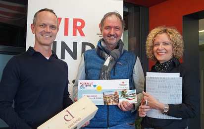 Die Rotkreuz-Herbstlotterie brachte Dr. Thomas Wechselberger Glück: Er gewann einen Reisegutschein im Wert von 10.000 Euro - diesen konnte er Anfang Februar von Geschäftsführer Wolfgang Hartmann und Marketingleiterin Ulrike Breuß entgegennehmen.