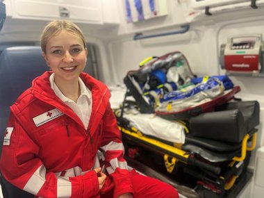 Sanitäterin Anika Holzinger im Rettungswagen sitzend