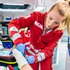 Sanitäterin verbindet Unterarm eines Patienten