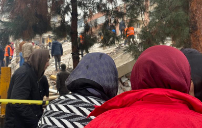© Türkischer Roter Halbmond Türkischer Roter Halbmond Mitarbeiter hält ein gerettetes Mädchen