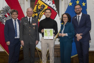 Gruppenaufnahme von Vertreter:innen einer Tennengauer Schule, die mit einer Plakette des Projektes "Kids save Lives" ausgezeichnet wurde