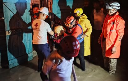 Freiwillige des Roten Kreuzes evakuieren Menschen aus Haus in der Dominikanischen Republik
