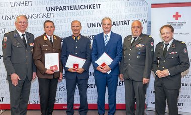 Geehrte mit Repräsentantinnen des Roten Kreuzes Salzburg