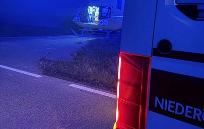 In der Nacht steht ein Rettungsauto und ein Hubschrauber für Verletzte bereit.
