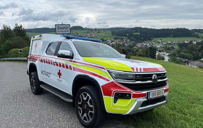 Neues Notarzteinsatzfahrzeug vor der Ortstafel Zwettl an der Rodl