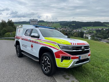 Neues Notarzteinsatzfahrzeug vor der Ortstafel Zwettl an der Rodl