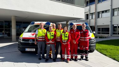 von links: Fachoffizier Ausbildung Pinzgau Gerald Hollaus mit den seinen Stellvertretern Michael Schwaiger und Florian Möschl; Bezirksrettungschefarzt Dr. Peter Sturm; Bezirksgeschäftsführerin Isabella Pernthaner-Schneider; Bezirksrettungskommandant Thomas Huber; Dr. Werner Fuchs, leitender Notarzt der Stützpunkte Zell/See und Mittersill.