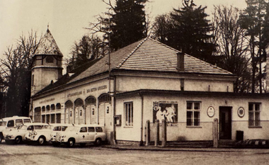 Die Rettungs- und Feuerwache von Waidhofen/Thaya im Jahr 1953, davor stehend der zeitgenössische Fuhrpark. Im Vordergrund der Zubau des ehemaligen Sekretariats.