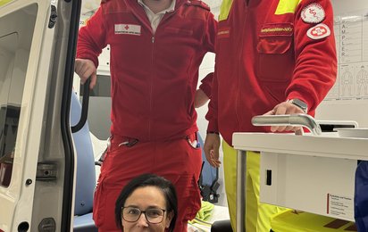 3 Sanitäter:innen im Rettungsauto