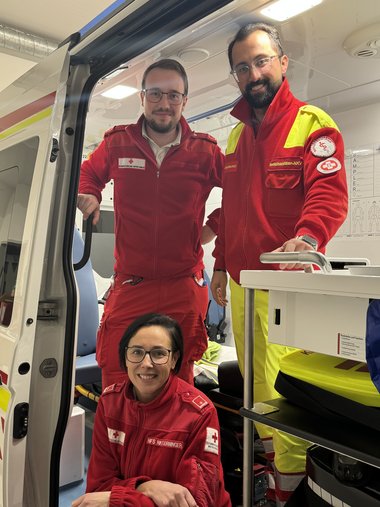 3 Sanitäter:innen im Rettungsauto