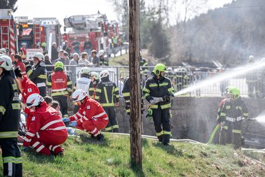 Rotes Kreuz und Feuerwehr bei der Bezirksübung in Unterweißenbach