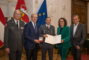 Im Bild: Rotkreuz-Präsident Dr. Werner Aufmesser, Landeshauptmann Wilfried Haslauer, Albert Oblasser aus Taxenbach (Pinzgau), Landesrätin Daniela Gutschi, Landesrat Christian Pewny.