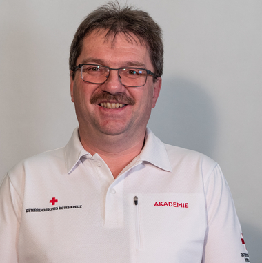 Helmut Kometer - © Rotes Kreuz Tirol Omurkul Bourbaev Helmut Kometer ist als Leiter der Rotkreuz-Akademie verantwortlich für die Ausbildung beispielsweise der Rettungssanitäter