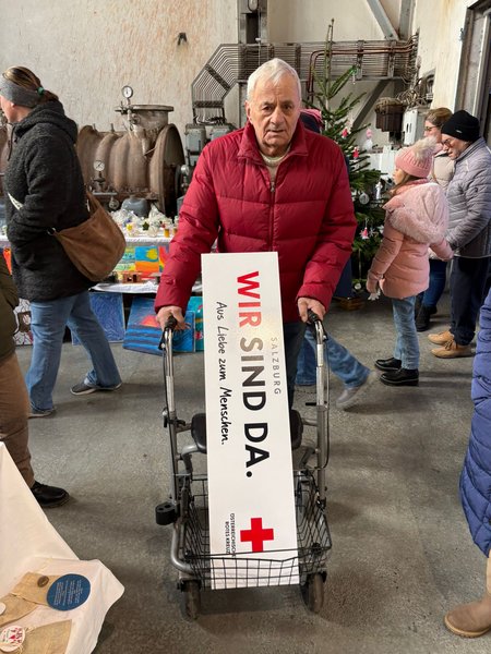 Ein Bewohner des Seniorenwohnhauses Hallein am Christkindlmarkt.
