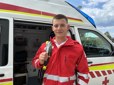 . Paul Kühholzer leistet seinen Zivildienst an der Rotkreuz-Ortsstelle Redlham und erlebt dabei Rettungseinsätze, Teamarbeit und Verantwortung für andere.