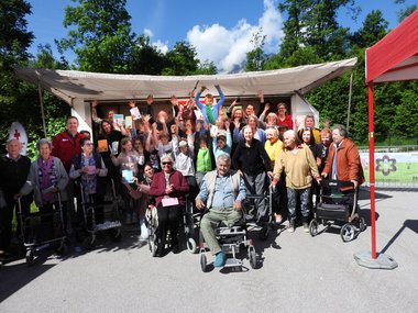 Gruppenfoto einer großen Gruppe von Menschen.