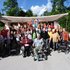 Gruppenfoto einer großen Gruppe von Menschen.