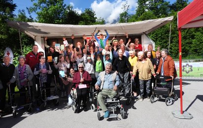 Gruppenfoto einer großen Gruppe von Menschen.