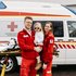 Engagement beim Roten Kreuz wird zur Liebe fürs Leben: Robert und Lisa mit Tochter Sophie vor einem Rettungswagen
