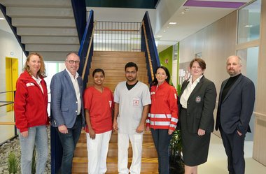 Zur Freude aller Beteiligten können nach der Einarbeitung der neuen Pflegekräfte wieder deutlich mehr Wohnplätze geöffnet werden. (v.l.n.r.) Julia Leitner (Integrationsmanagement, Rotes Kreuz Salzburg), Alexander Stangassinger (Bürgermeister Stadtgemeinde Hallein), Kesiya Manoj, Madhushan Rmc, Magdalena Steiner (Haus- und Pflegedienstleiterin, Seniorenwohnhaus Hallein), Michaela Schrumpf (Leiterin der Pflege und Betreuung, Rotes Kreuz Salzburg), Ludwig Seidl (Amtsleiter, Stadtgemeinde Hallein)
