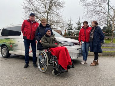 Gruppenfoto von Werner im Rollstuhl sitzend. Dahinter seine Frau Edith und Dieter vom Herzenswunsch-Hospizmobil. Rechts noch Ariane vom Herzenswunsch-Hospizmobil und Werners Schwägerin Margret. Im Hintergrund das Herzenswunsch-Hospizmobil.