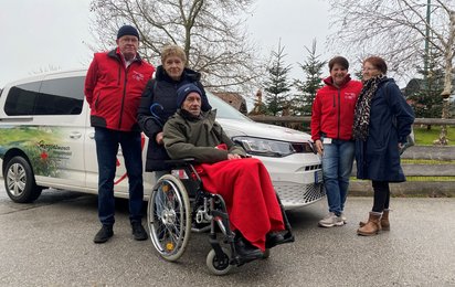 Gruppenfoto von Werner im Rollstuhl sitzend. Dahinter seine Frau Edith und Dieter vom Herzenswunsch-Hospizmobil. Rechts noch Ariane vom Herzenswunsch-Hospizmobil und Werners Schwägerin Margret. Im Hintergrund das Herzenswunsch-Hospizmobil.