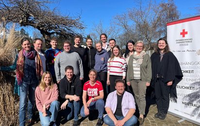 Gruppenfoto der Teilnehmerinnen der Erste-Hilfe-Lehrbeauftragenausbildung des Jugendrotkreuzes Salzburg. Das Foto wurde im Freien bei Sonnenschein aufgenommen.