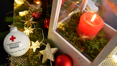Das Friedenslicht brennt als Symbol des Friedens und ist in den Rotkreuz-Abteilungen abholbereit.