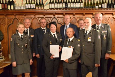 Gruppenfoto von links: Elisabeth Gruber (Bezirksrettungskommandantin Lungau), Dr. Werner Aufmesser (Präsident, Rotes Kreuz Salzburg), Dieter Motzka (Leiter Gewerbe und Bau, Bezirkshauptmannschaft Tamsweg), Dr. Sabine Neumayer, Manfred Sampl (Präsident des Salzburger Gemeindeverbandes), Dr. Ahmet Babadostu, Gerhard Wechselberger (Bezirksrettungskommandantin Radstadt), Dr. Reinhold Piringer (Bezirksrettungschefarzt Lungau), Herbert Wieser (Bezirksgeschäftsführer Lungau, Rotes Kreuz Salzburg)