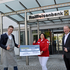 Rotkreuz-Bezirksgeschäftsleiter Philipp Wiatschka und Rotkreuz-Bezirkskoordinatorin für Gesundheits- und Soziale Dienste Eva Wurzinger bei der Übergabe des Preisschecks durch Thomas Moser von der Raiffeisenbank Region Eferding
