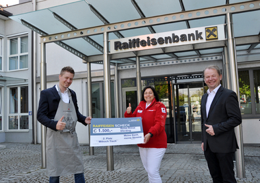 Rotkreuz-Bezirksgeschäftsleiter Philipp Wiatschka und Rotkreuz-Bezirkskoordinatorin für Gesundheits- und Soziale Dienste Eva Wurzinger bei der Übergabe des Preisschecks durch Thomas Moser von der Raiffeisenbank Region Eferding