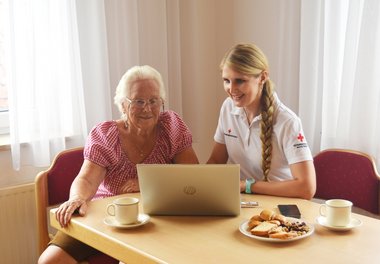 Birgit trainiert mit Hertha die digitale Fitness. Sie zeigt ihr wie ein Laptop funktioniert.