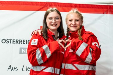 2 Mitarbeiterinnen stehen nebeneinander