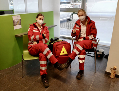 Betreuung der COVID-19 Impfaktion für Pädagogen - © ÖRK/Bertram Schedler Dorothea und Lena betreuten die COVID-19 Impfaktion für Pädagogeninnen und Pädagogen.