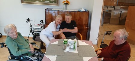 Bewohner:innen und eine Mitarbeiterin des Seniorenwohnhauses beim Feiern 