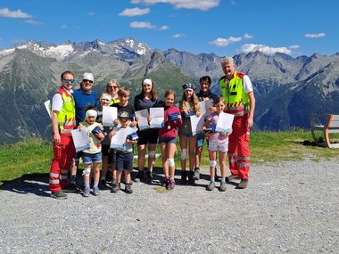 Teilnehmer:innen erhalten nach Abschluss ein Zertifikat und Erste-Hilfe-Paket für den Wanderrucksack
